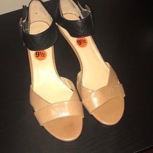 🌙NINE WEST BLACK&TAN WEDGES🌙